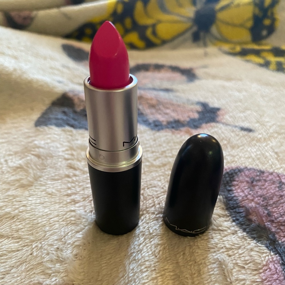 MAC LIPSTICK